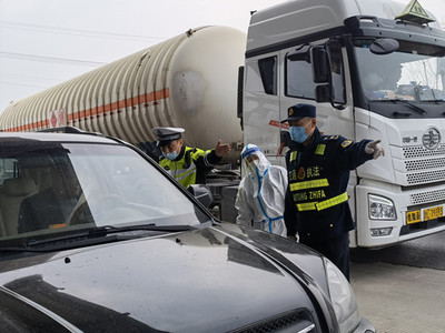 徐州交警坚守一线，筑牢防疫“安全墙”保障道路货物运输安全畅通
